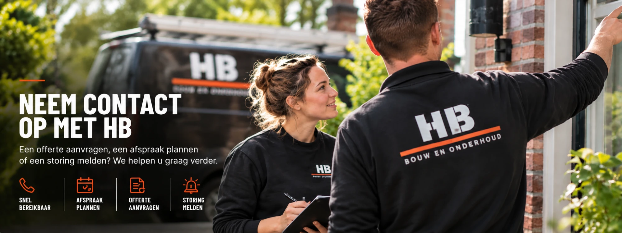 Twee HB-vakmensen in zwarte HB-truien bespreken een klus bij een woning, met de HB-bedrijfsbus op de achtergrond