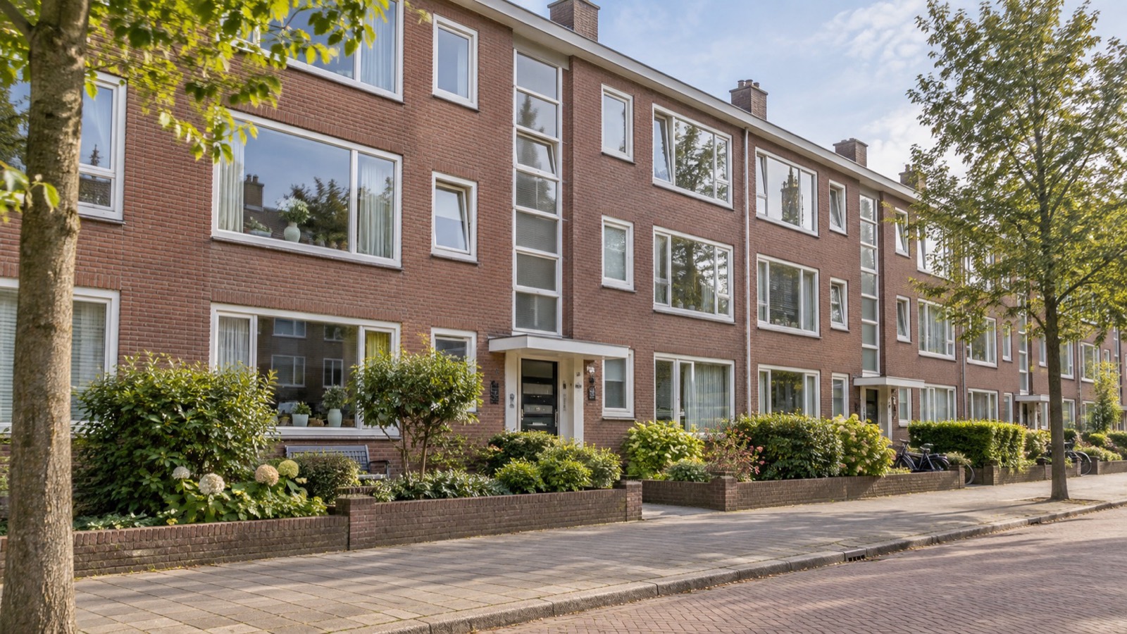 Bakstenen portiekwoningen met onderhouden kozijnen